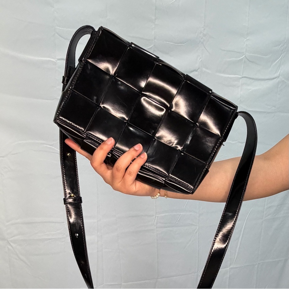 BOTTEGA VENETA Spazzolato Intrecciato Maxi Cassette Crossbody Bag Black woven - Picture 5 of 17